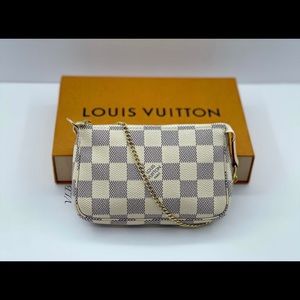 ♥️SOLD♥️Louis Vuitton Mini Pochette